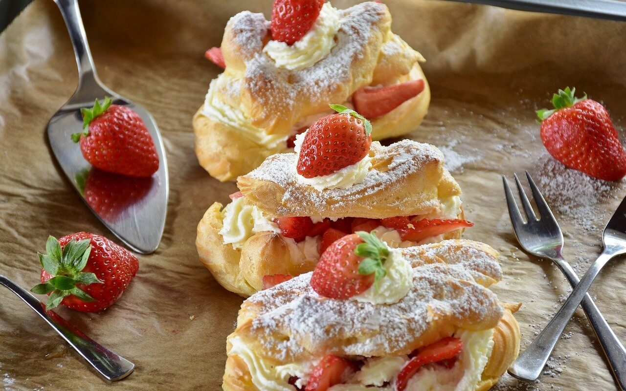 eclair, strawberry cake, strawberries